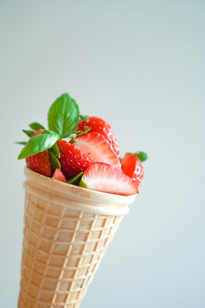 锥形草莓冰淇淋